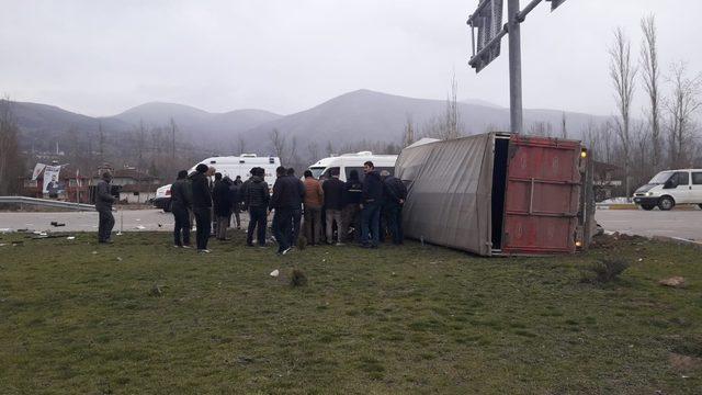 Yoldan çıkan kamyon yan yattı, 1’i ağır 2 kardeş yaralandı
