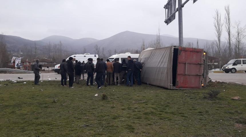 Yoldan çıkan kamyon yan yattı, 1’i ağır 2 kardeş yaralandı