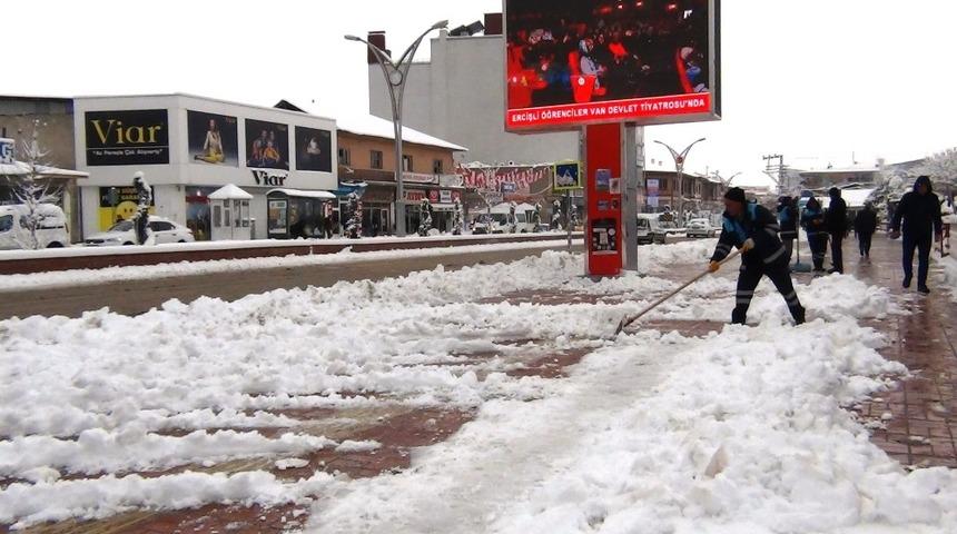 Erciş&rsquo;te kar yağışı