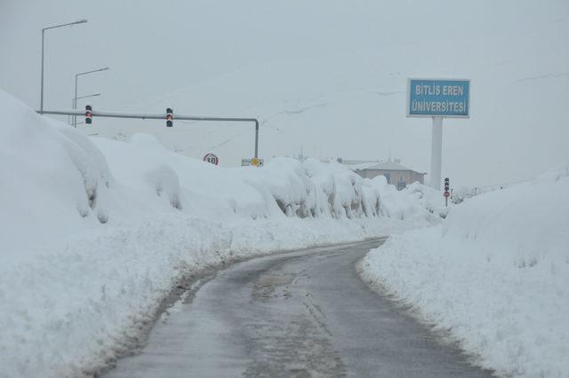 Van ve Bitlis'te 338 yerleşim biriminin yolu kardan kapandı