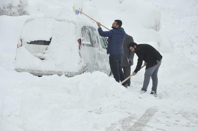 Van ve Bitlis'te 338 yerleşim biriminin yolu kardan kapandı