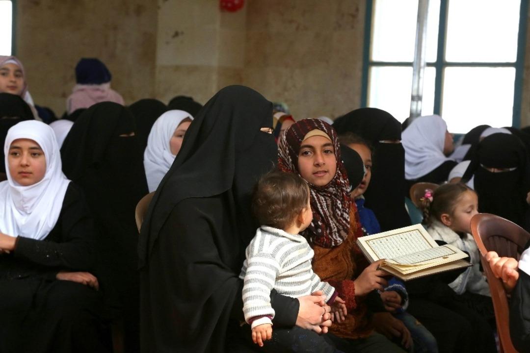 Suriyeli &ccedil;ocuklar camide buluşuyor