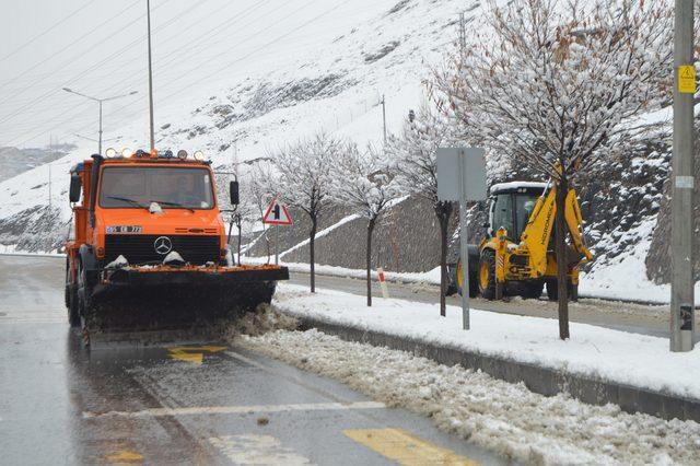 Hakkari'de 247 yerleşim biriminin yolu kardan kapandı