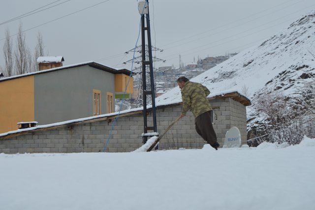 Hakkari'de 247 yerleşim biriminin yolu kardan kapandı