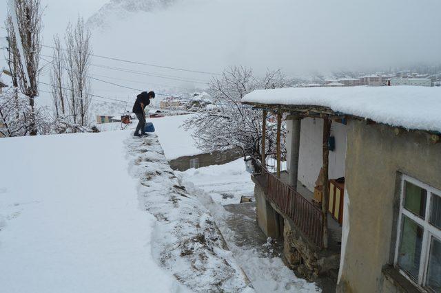 Hakkari'de 247 yerleşim biriminin yolu kardan kapandı