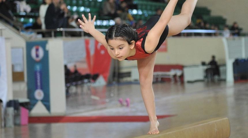 Kızlarda Bayburt, erkeklerde ise Rizeli cimnastik&ccedil;iler b&uuml;y&uuml;k başarı elde etti