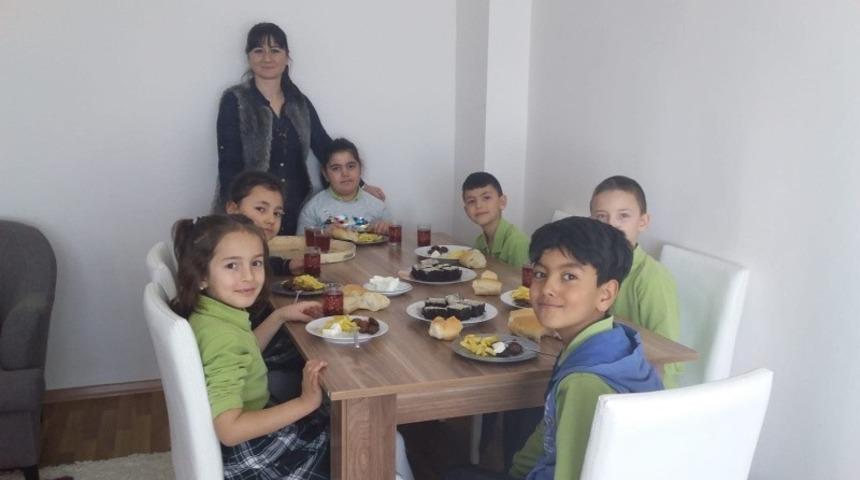 Sınıf &ouml;ğretmeni kitap kurdu &ouml;ğrencileri evinde ağırladı
