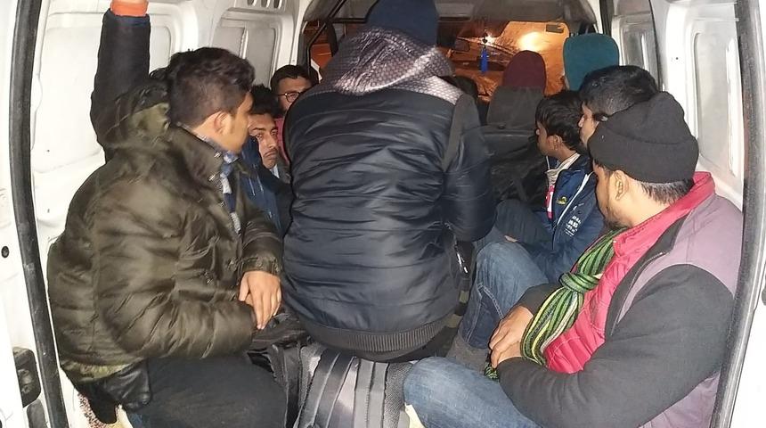 Şok g&ouml;r&uuml;nt&uuml;: 5 kişilik ara&ccedil;tan 12 kişi &ccedil;ıktı