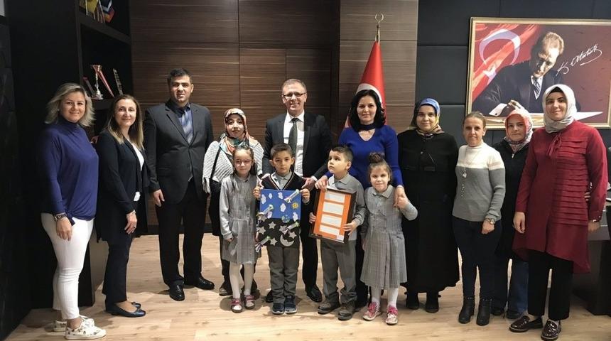 G&ouml;rme engelli &ouml;ğrencilerden Kaymakam Sarılı&rsquo;ya hediye