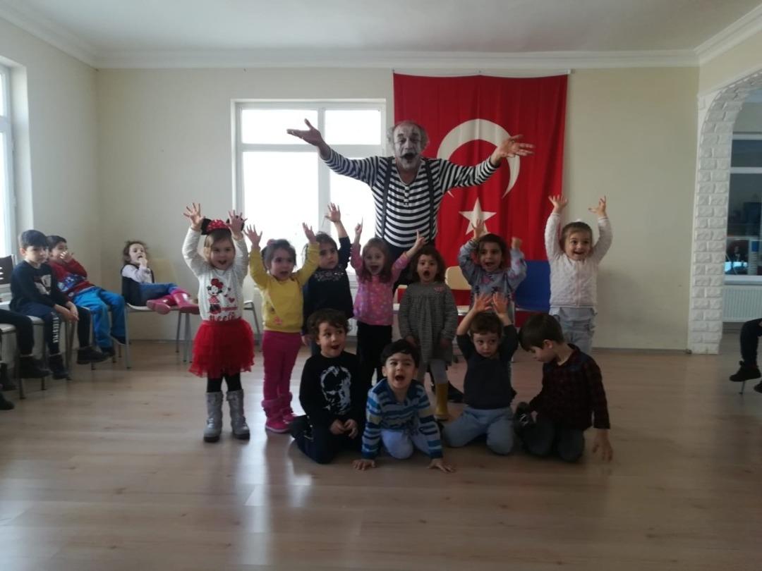 Minik &ouml;ğrencilere pandomim g&ouml;sterisi