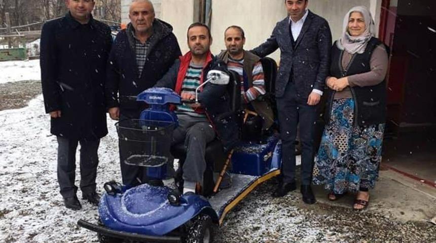 Engelli kardeşlerin ak&uuml;l&uuml; araba sevinci