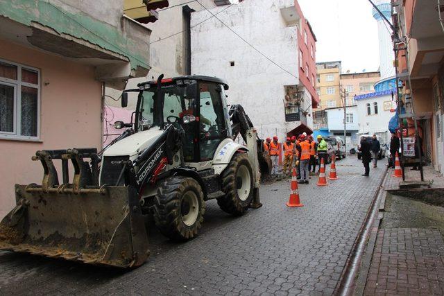 Anadolu Mahallesi’ne doğalgaz için ilk kazma vuruldu