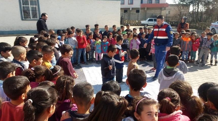 Jandarmadan ilkokul &ouml;ğrencilerine trafik eğitimi