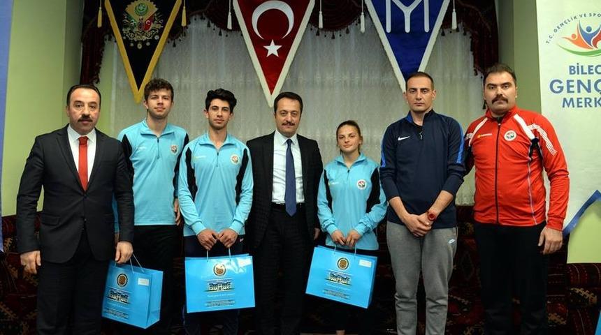 Vali Şent&uuml;rk, başarılı sporcuları &ouml;d&uuml;llendirdi