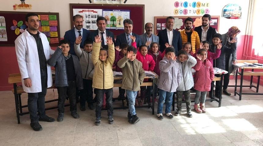 Bismilli iş adamından 500 &ouml;ğrenciye mont ve bot yardımı