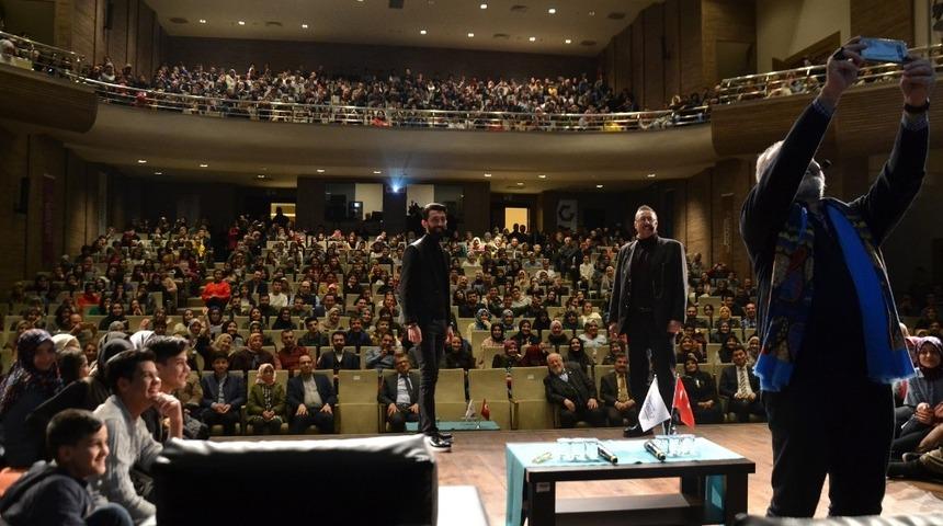 &ldquo;Sanatta Abd&uuml;lhamit Han&rdquo; adlı s&ouml;yleşisine yoğun ilgi