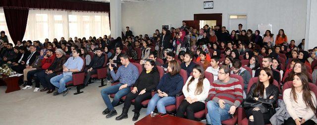 GAÜN öğrencileri Hocalı Katliamı ve şehitlerini andı