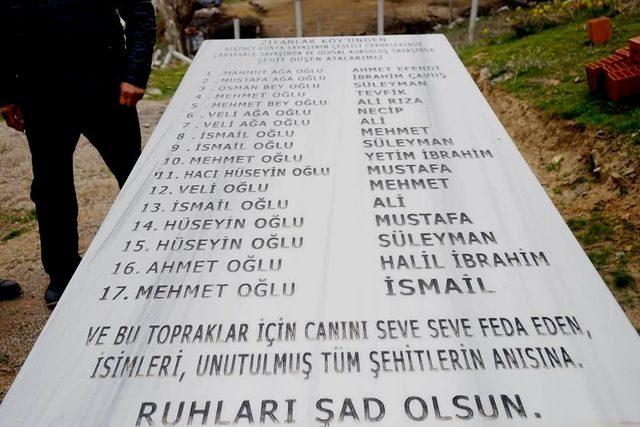 Manisa’da mahalle muhtarından şehitler için anıt