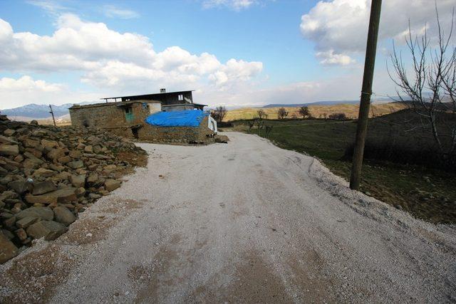 Lice Belediyesi yolların bakım ve onarımına devam ediyor