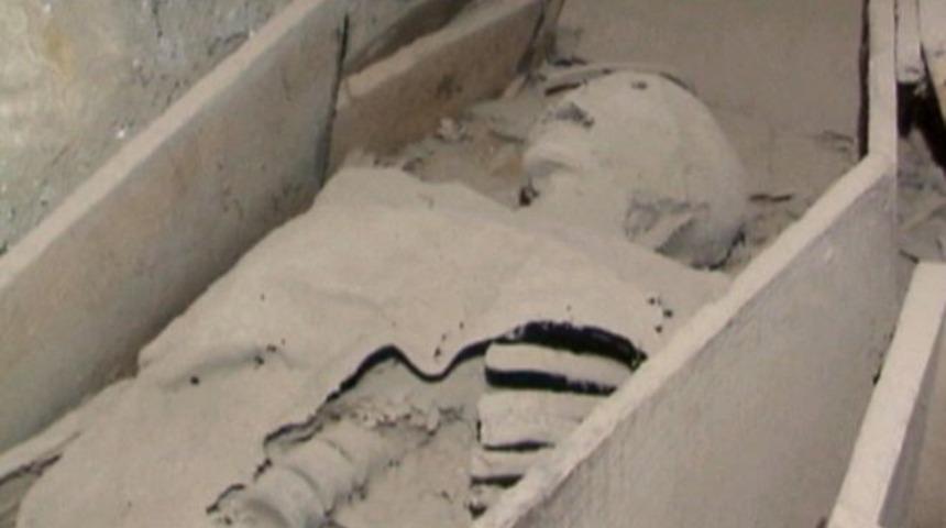 800 yıllık asker mumyasının başı &ccedil;alındı