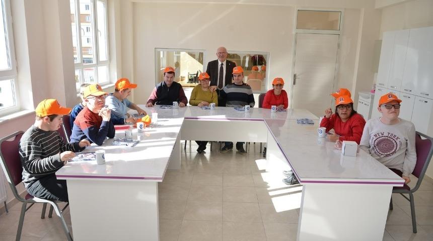 Rekt&ouml;r Savaş engelli &ouml;ğrenci ile ebru &ccedil;alışması yaptı