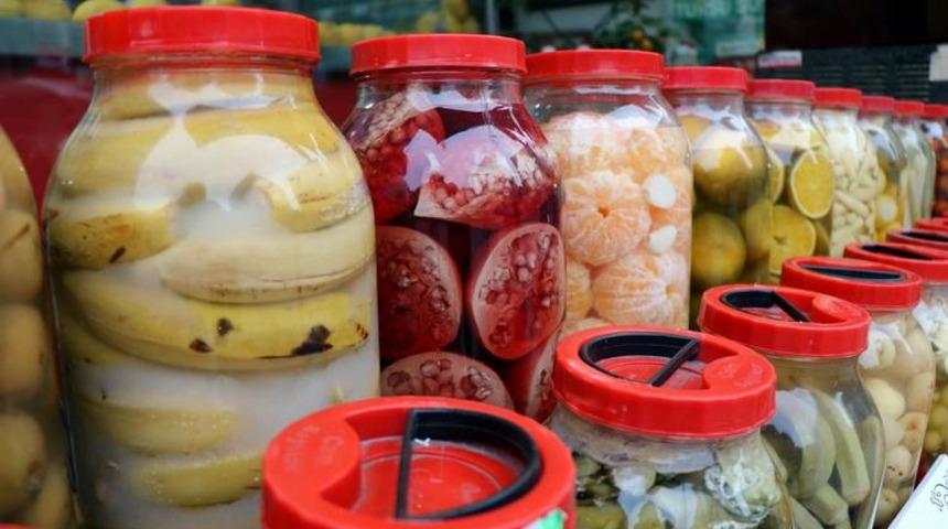 Her şeyin turşusu çıktı! Tam 65 çeşit meyve ve sebzenin turşusunu kurdu