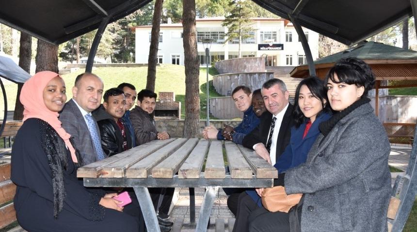 Amasya &Uuml;niversitesinin 20 &uuml;lkeden g&ouml;n&uuml;l el&ccedil;isi var