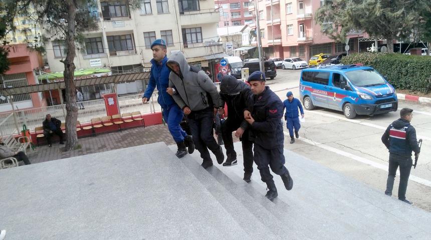 Camiden anons yapıldı, mahalleli şehit babasını dolandıranları yakaladı