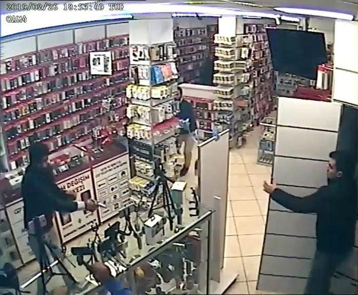 Silah tutukluk yapınca vurulmaktan kurtuldular  G4