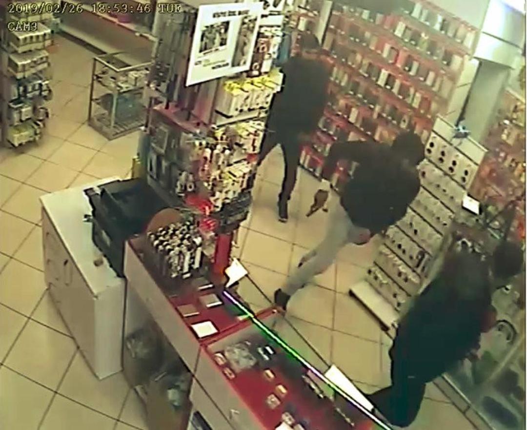 Silah tutukluk yapınca vurulmaktan kurtuldular 