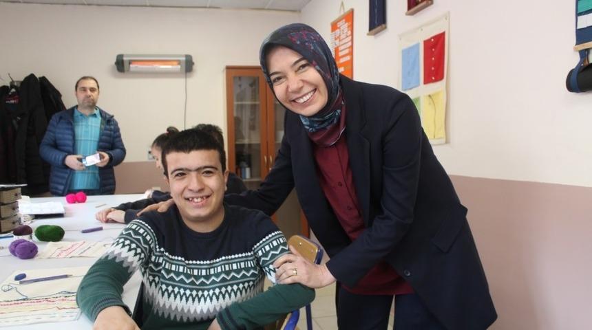 Ayşen Zeybekci, yaşlılarla ve engelli &ouml;ğrencilerle buluştu