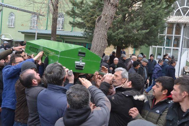 Cezaevinden izinli geldiği evinde başından vurulan adam defnedildi