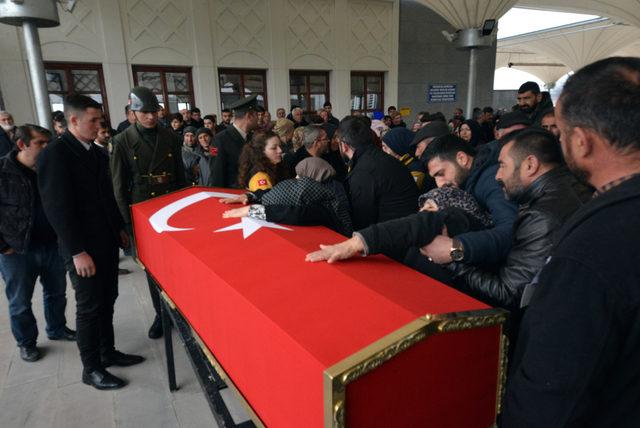 Yüksekova'da yaşamını yitiren sözleşmeli er, son yolculuğuna uğurlandı