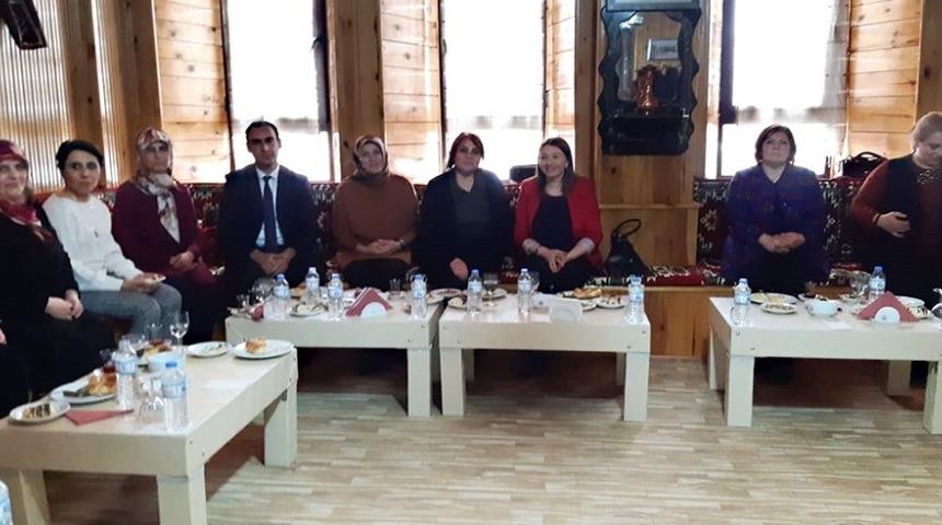 Yıldız Pehlivan Halk Eğitim Merkezi usta &ouml;ğreticileri ve kursiyerleriyle bir araya geldi