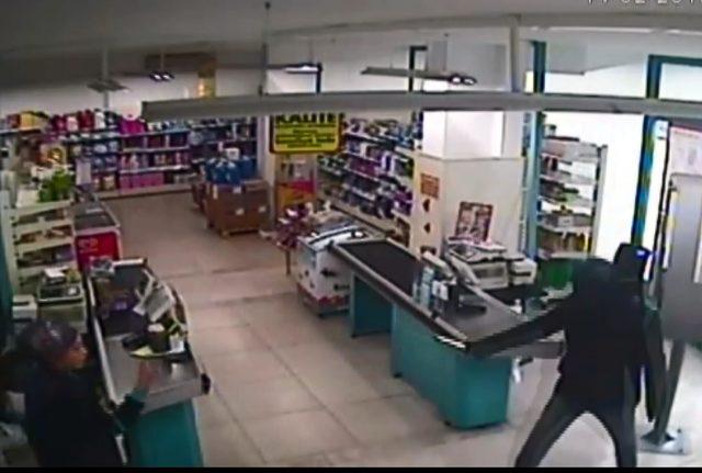 Kadın müşteri, marketteki bıçaklı soyguncuyu çekpasla kaçırdı