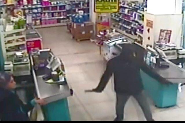 Kadın müşteri, marketteki bıçaklı soyguncuyu çekpasla kaçırdı