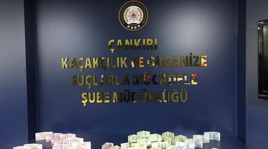 Sahte parayla alışveriş yapan şahıslar polisten ka&ccedil;amadı