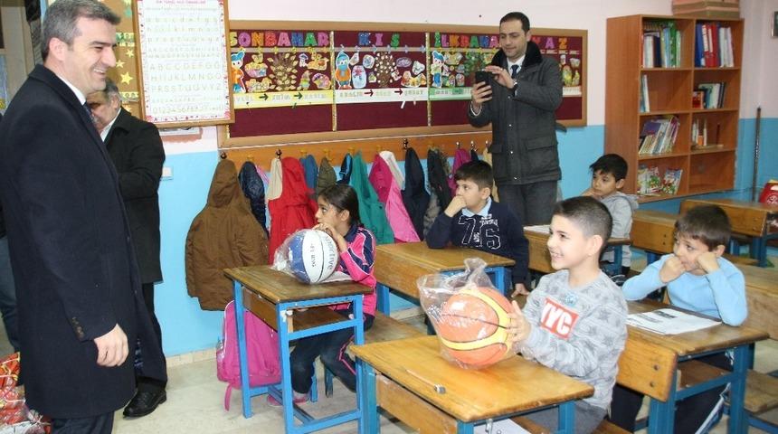 Başkan Yemenici, &ouml;ğrencilerin taleplerini yerine getirerek s&uuml;rpriz yaptı