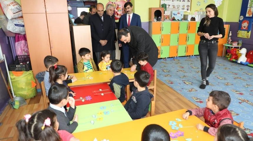 Vali &Ouml;ks&uuml;z, okullarda incelemelerde bulundu