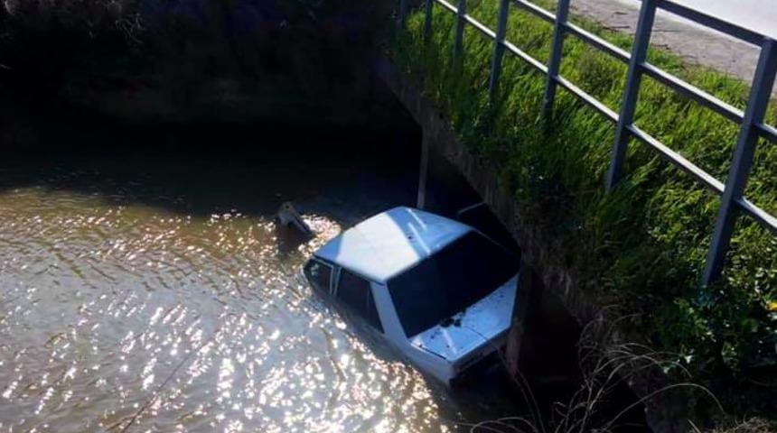 Söke’de otomobil sulama kanalına uçtu