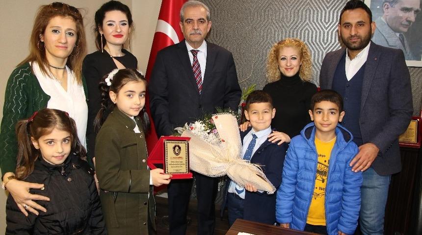 Minik öğrencilerden Demirkol’a teşekkür