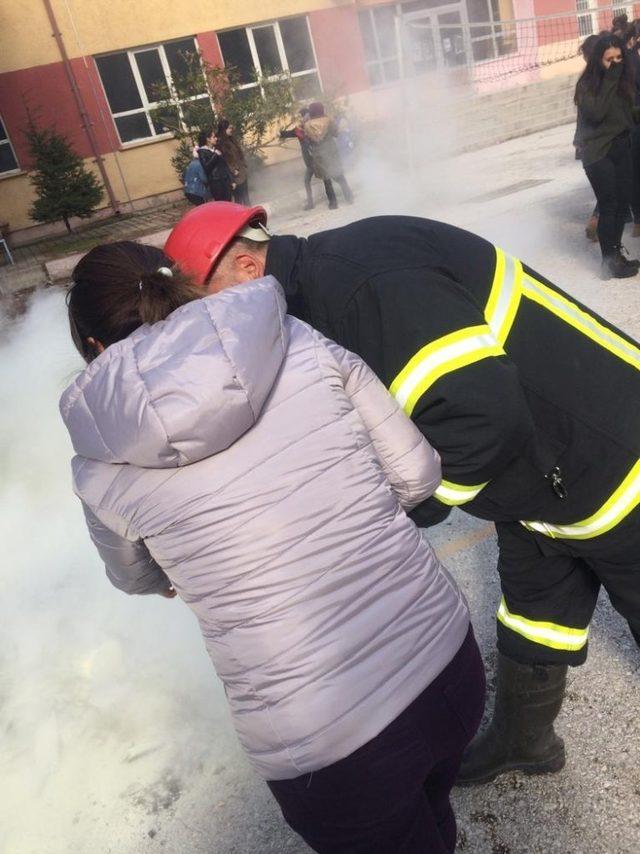 İtfaiyeden okullarda eğitici tatbikatlar