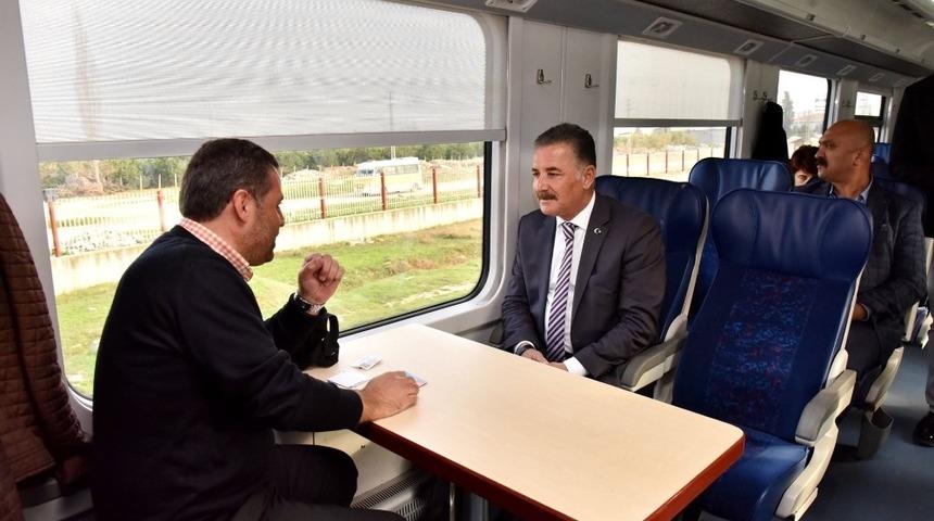 Tuna, treni binip yolculara projelerini anlattı