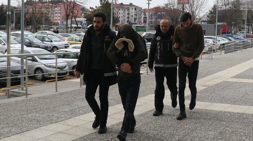 Bolu&rsquo;da, uyuşturucu haplarla yakalanan 2 kişi adliyeye sevkedildi