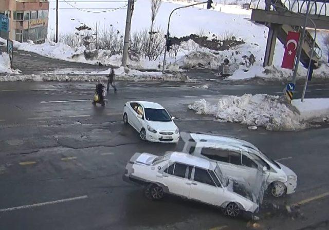 Van ve Bitlis’teki trafik kazaları şehir polis kameralarına takıldı