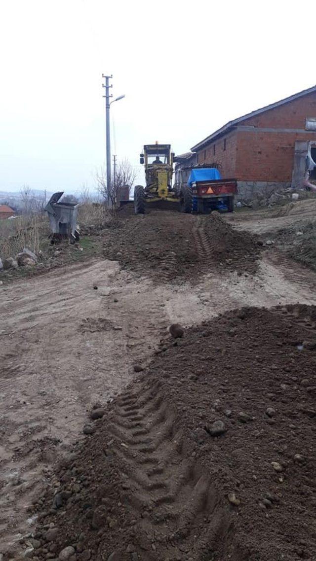 Şuhut Belediyesi yol bakım ve yenileme çalışmalarına devam ediyor