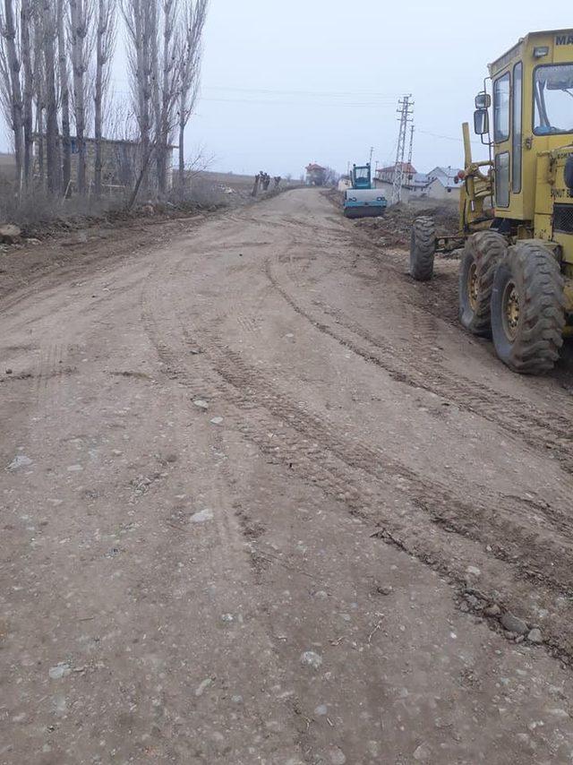 Şuhut Belediyesi yol bakım ve yenileme çalışmalarına devam ediyor