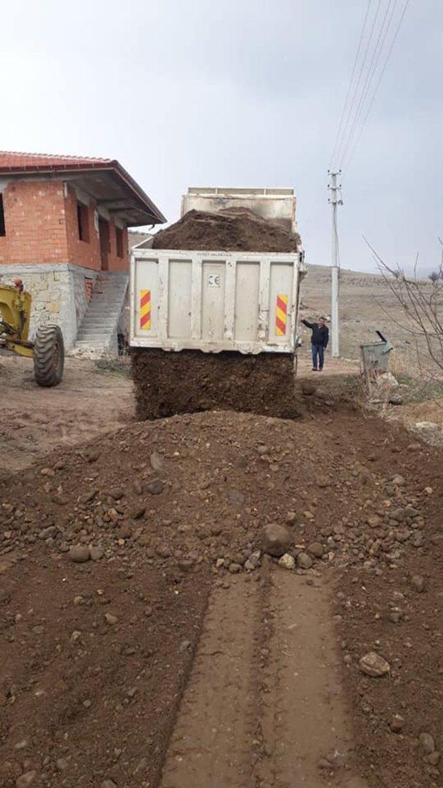 Şuhut Belediyesi yol bakım ve yenileme çalışmalarına devam ediyor