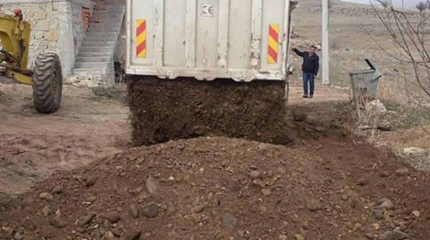 Şuhut Belediyesi yol bakım ve yenileme &ccedil;alışmalarına devam ediyor