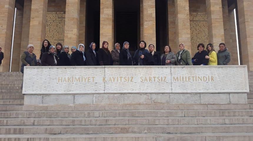 B&uuml;y&uuml;kşehir Aydınlı kadınları Anıtkabir&rsquo;e g&ouml;t&uuml;rd&uuml;